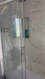 4 Bed Detached Home Perfect for Families & Groups - 6