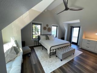 Waterfront Retreat - Hot Tub Fireplace Pier - 1