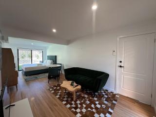 Spacious Homelike King Studio Retreat in Roseville - 1