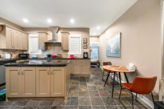 Bright 1BR Suite Near Metrotown Quiet Convenient - 5