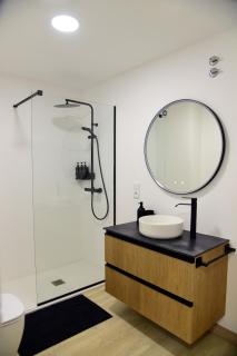 Renovated Apartment Centrally located wifi - 9