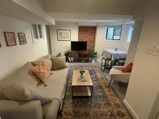 Charming & Spacious Apt in Historic Rowhouse - 0