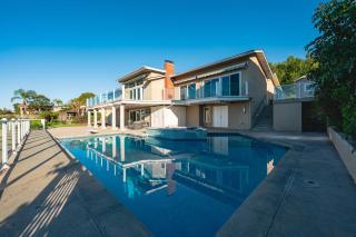 Luxury Hilltop Pool Villa with Stunning City Views - 9