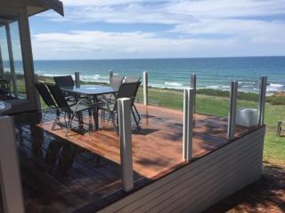 Elandra Hayborough - Pet Friendly No Fencing - No Linen Included - 2