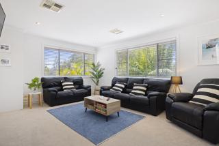 Spacious 4-Bed Home Near Avalon Beach - 2