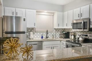 Ozark Lakeside Loft, Scenic View, Modern Comfort - 2