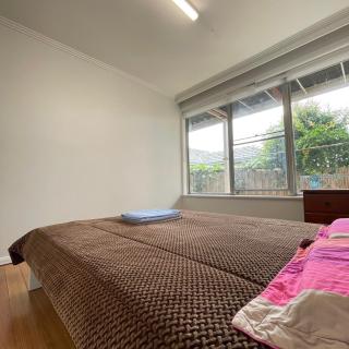 Budget-friendly room near Sunshine Station to CBD - 7