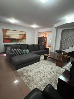 Sobrado luxuoso próximo ao vaca brava - 0