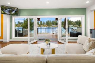 Serene Waterfront Escape w Amazing View & Hot Tub - 7