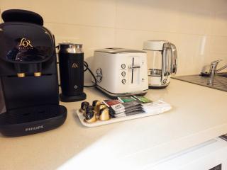 Charming St Kilda Apartment by Beach & Gardens - 3