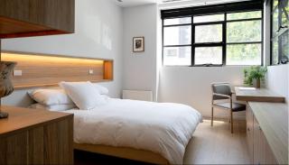 Light filled inner city warehouse apartment - 9