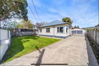 Light-filled home with peaceful outdoor space - 9
