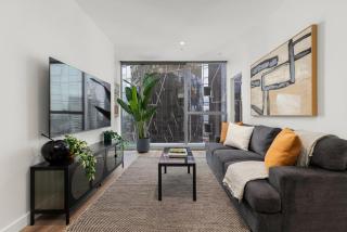 Luxury CBD Retreat Level 51 Views - 3