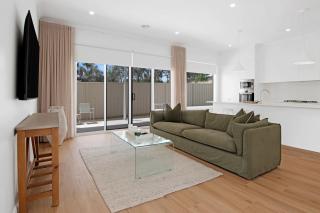 The Whitehaus - Contemporary Calm Modern Design - 4