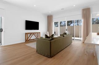 The Whitehaus - Contemporary Calm Modern Design - 3