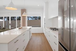 The Whitehaus - Contemporary Calm Modern Design - 1