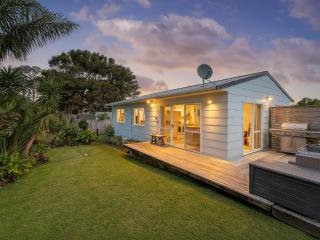 Cozy Cottage - Whitianga Holiday Home - 9