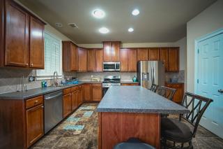 Modern 5BR Retreat with Office Fully Furnished - 9