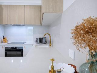 Jefferson Cove - Relaxed Poolside Escape by the Sea - Gold Coast - 4