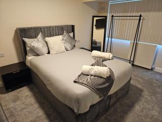 The Rocky Luxe - 4 Bedrooms - Parking - Sleeps 8 - 8