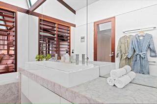 Luxury On The Bay 2 - 1