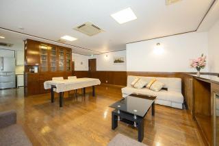 100 m from Nihonbashi Station, 160 square meters rare property Large living room & kitchen with 4 toilets and 3 bathrooms, within walking distance of Namba and Shinsaibashi - 0
