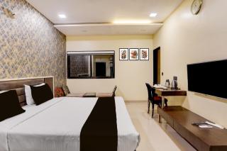 Collection O Vyara Railway Station Formerly Crystal Guest House - 9