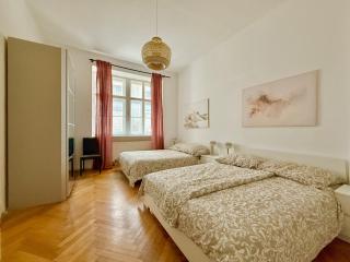 Stylish Central Apartment with Free Parking - 9