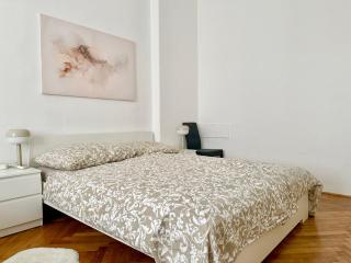 Stylish Central Apartment with Free Parking - 1