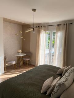 Cocon de Verdure avec piscine chambre lit king-size 2m - 2