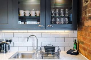 Modern 2-Bed Flat in Central Leeds - Sleeps 6 - 4