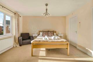 Spacious 4-Bed Warrington Home - 4