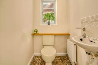 Spacious 4-Bed Warrington Home - 1