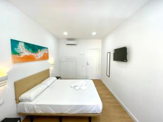 Lux Hostal - 2