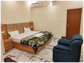 RAMJANAMBHOOMI ROAD V-R-I-N-D-A-V-A-N STAY Near Ramjanam Bhoomi Temple 500m # Restaurant and Parking Facility - Fully Air conditioning Premium Room- Best TOP RATED HOTEL IN AYODHYA - 5