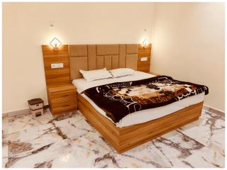 RAMJANAMBHOOMI ROAD V-R-I-N-D-A-V-A-N STAY Near Ramjanam Bhoomi Temple 500m # Restaurant and Parking Facility - Fully Air conditioning Premium Room- Best TOP RATED HOTEL IN AYODHYA - Ayodhya - 3