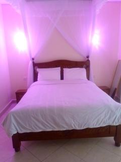 UrbanGuest Suites - 4