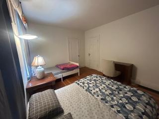 Vancouver Budget Guesthouse - Free Parking, Fast WiFi, Near Airport & Downtown - 6