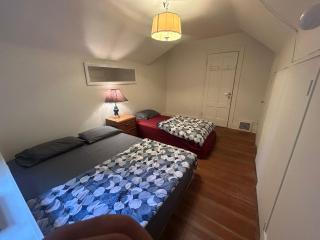 Vancouver Budget Guesthouse - Free Parking, Fast WiFi, Near Airport & Downtown - 5