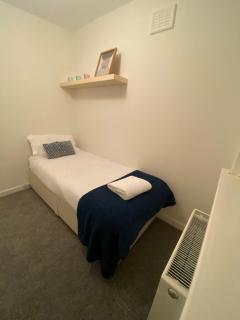 3BR house sleeps5 close to UHW driveway parking - 9