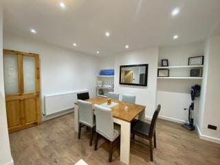 3BR house sleeps5 close to UHW driveway parking - 7