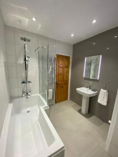 3BR house sleeps5 close to UHW driveway parking - 6