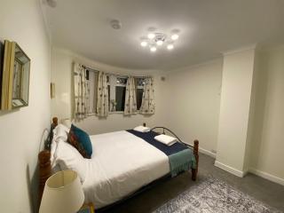 3BR house sleeps5 close to UHW driveway parking - 4