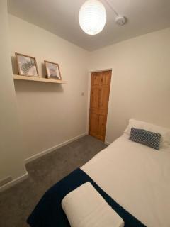 3BR house sleeps5 close to UHW driveway parking - 1