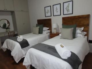 8 Olives Cottage - 1