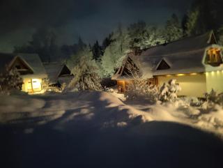 GLICZAROWA OSADA SKI - Na wyłączność Chata 18 osób & Domek 8 osób, 8 sypialni z łazienkami, wyjątkowe miejsce 50m od wyciągu narciarskiego, idelane na imprezy kawalerskie czy spotkania rodzinne i firmowe - 2