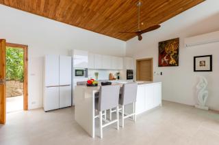 Villa Artelie 4BR Sea & Mountain View - 900m Silver Beach - 1