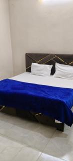 Rudra Prabha Guest House front of Ram Mandir VIP gate number 11 Ayodhya dham railway station 200 metre - Ayodhya - 9