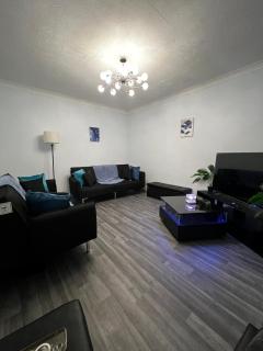 Modern 3 Bed room Home with Garden & Free Parking - 9