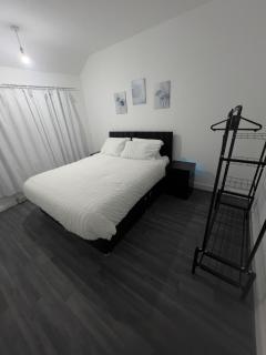 Modern 3 Bed room Home with Garden & Free Parking - 3